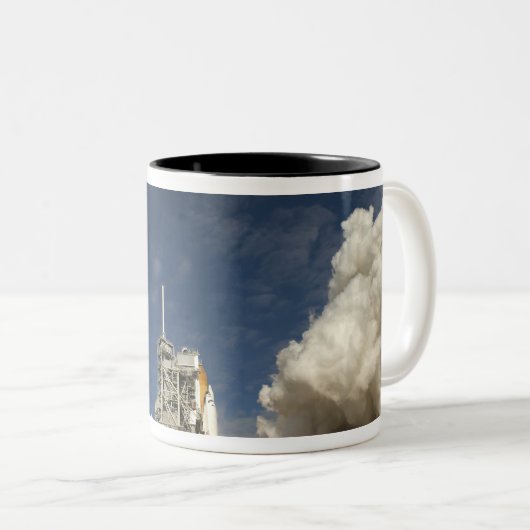 Space Shuttle Atlantis hebt 20 Zweifarbige Tasse (VorderseiteRechts)