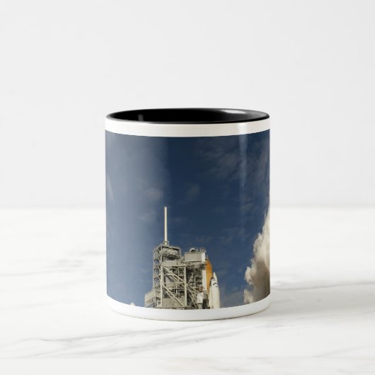 Space Shuttle Atlantis hebt 20 Zweifarbige Tasse (Mittel)