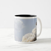 Space Shuttle Atlantis hebt 21 Zweifarbige Tasse (VorderseiteRechts)