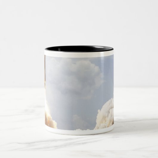 Space Shuttle Atlantis hebt 21 Zweifarbige Tasse (Mittel)