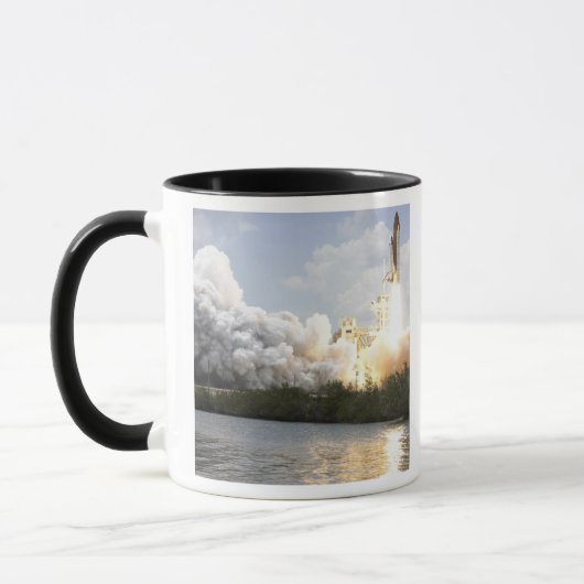 Space Shuttle Atlantis hebt 22 Tasse (Links)