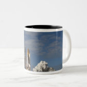 Space Shuttle Atlantis hebt 23 Zweifarbige Tasse (VorderseiteRechts)