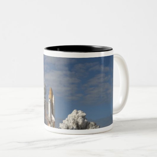 Space Shuttle Atlantis hebt 23 Zweifarbige Tasse (VorderseiteRechts)
