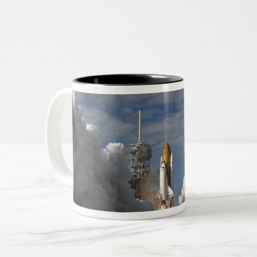 Space Shuttle Atlantis hebt 23 Zweifarbige Tasse (Vorderseite Links)