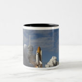 Space Shuttle Atlantis hebt 23 Zweifarbige Tasse (Mittel)