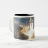 Space Shuttle Atlantis hebt 24 Zweifarbige Tasse (Vorderseite Links)