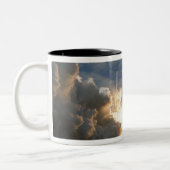 Space Shuttle Atlantis hebt 24 Zweifarbige Tasse (Links)
