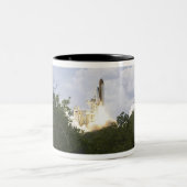 Space Shuttle Atlantis hebt 25 Zweifarbige Tasse (Mittel)