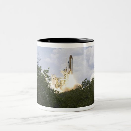 Space Shuttle Atlantis hebt 25 Zweifarbige Tasse (Mittel)