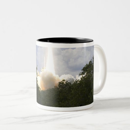 Space Shuttle Atlantis hebt 26 Zweifarbige Tasse (VorderseiteRechts)