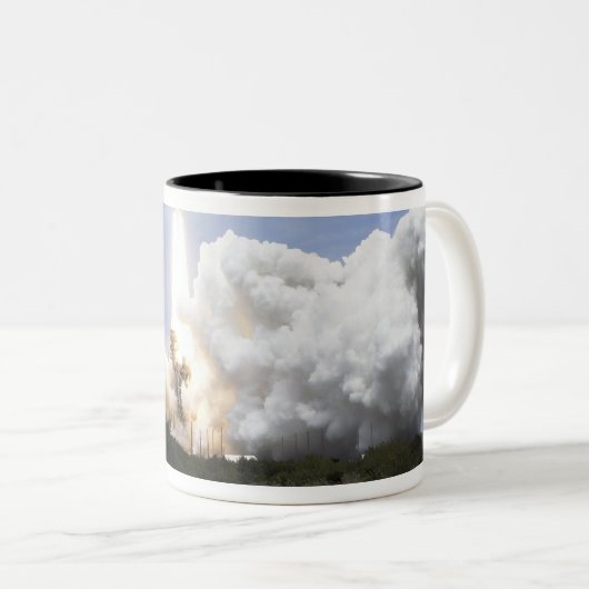 Space Shuttle Atlantis hebt 28 Zweifarbige Tasse (VorderseiteRechts)