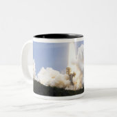 Space Shuttle Atlantis hebt 28 Zweifarbige Tasse (Vorderseite Links)