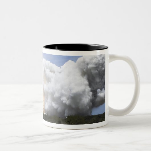Space Shuttle Atlantis hebt 28 Zweifarbige Tasse (Rechts)