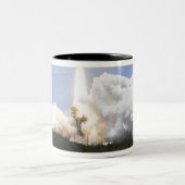 Space Shuttle Atlantis hebt 28 Zweifarbige Tasse (Mittel)