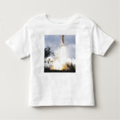Space Shuttle Atlantis hebt 4 Kleinkind T-shirt (Vorderseite)