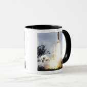 Space Shuttle Atlantis hebt 4 Tasse (VorderseiteRechts)
