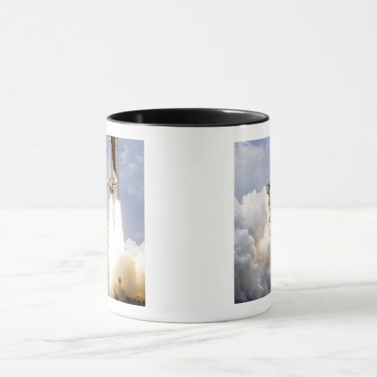 Space Shuttle Atlantis hebt ab Tasse (Zentrum)