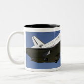 Space Shuttle Atlantis nähert sich Runway 33 2 Zweifarbige Tasse (Links)