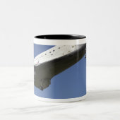 Space Shuttle Atlantis nähert sich Runway 33 2 Zweifarbige Tasse (Mittel)