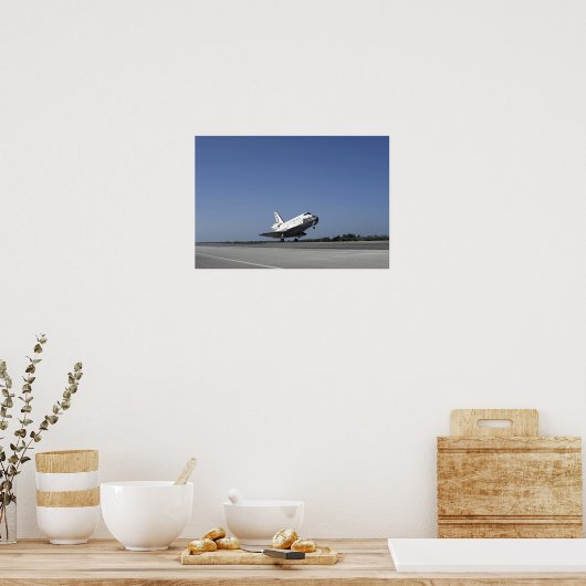 Space Shuttle Atlantis nähert sich Runway 33 Poster (Küche)