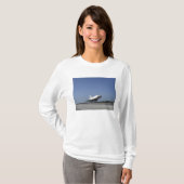Space Shuttle Atlantis nähert sich Runway 33 T-Shirt (Vorne ganz)