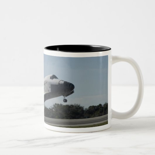 Space Shuttle Atlantis Touchs 2 Zweifarbige Tasse (Rechts)