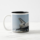 Space Shuttle Atlantis Touchs 2 Zweifarbige Tasse (Links)