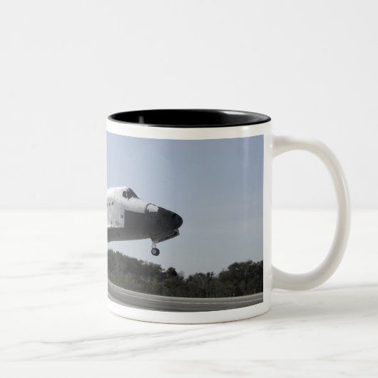 Space Shuttle Atlantis Touchs ab 5 Zweifarbige Tasse (Rechts)