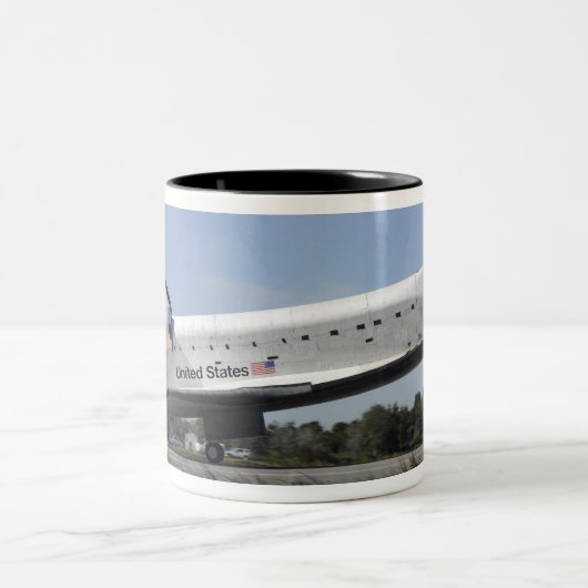 Space Shuttle Atlantis Touchs runter Zweifarbige Tasse (Mittel)