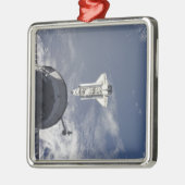 Space Shuttle Atlantis und ein russisches Raumschi Ornament Aus Metall (Links)