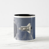 Space Shuttle Atlantis und ein russisches Raumschi Zweifarbige Tasse (Mittel)