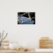 Space Shuttle Atlantis und ein Soyuz-Raumfahrzeug Poster (Küche)