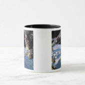 Space Shuttle Atlantis und ein Soyuz-Raumfahrzeug Tasse (Zentrum)