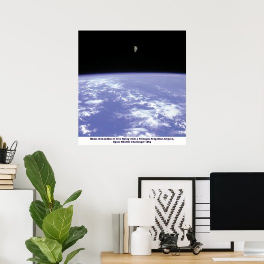 Space Shuttle Challenger JetPack Walk 1984 Poster (Heimbüro)