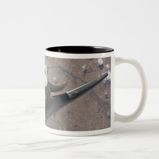 Space Shuttle Discovery 15 Zweifarbige Tasse (Rechts)