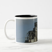 Space Shuttle Discovery 2 Zweifarbige Tasse (Links)