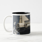 Space Shuttle Discovery 5 Zweifarbige Tasse (Links)