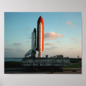 Space Shuttle Discovery auf einem Crawler Transpor Poster (Vorne)