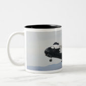 Space Shuttle Discovery - das wichtigste Fahrwerk Zweifarbige Tasse (Links)