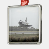Space Shuttle Discovery geht Landung an Ornament Aus Metall (Links)