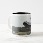 Space Shuttle Discovery geht Landung an Zweifarbige Tasse (Vorderseite Links)