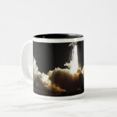 Space Shuttle Discovery hebt ab Zweifarbige Tasse (Vorderseite Links)