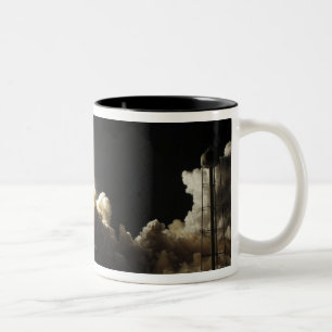 Space Shuttle Discovery hebt ab Zweifarbige Tasse