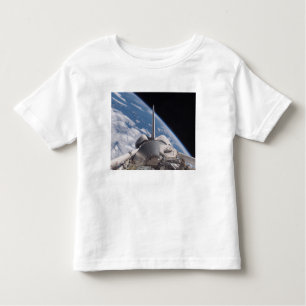 Space Shuttle Discovery im Hintergrund Kleinkind T-shirt
