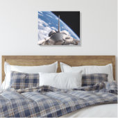 Space Shuttle Discovery im Hintergrund Leinwanddruck (Insitu (Schlafzimmer))