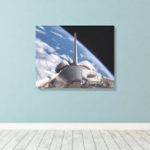 Space Shuttle Discovery im Hintergrund Leinwanddruck (Insitu (Holzboden))