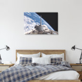 Space Shuttle Discovery im Hintergrund Leinwanddruck (Insitu (Schlafzimmer))