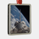 Space Shuttle Discovery im Hintergrund Ornament Aus Metall (Rechts)