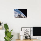 Space Shuttle Discovery im Hintergrund Poster (Heimbüro)