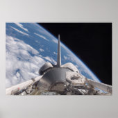 Space Shuttle Discovery im Hintergrund Poster (Vorne)